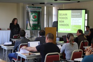 Na foto, doutora Raquel Bittencourt palestra para turma. Foto: Ascom/Cidasc